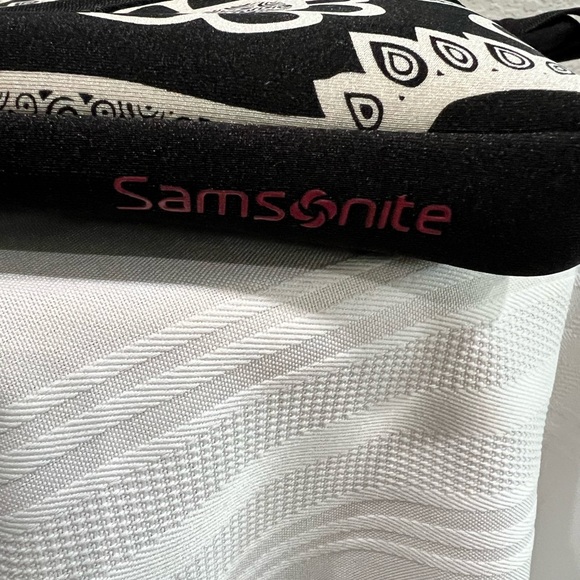 Big Samsonite Neoprene iPad/ Laptop case Black/white Flower power - Picture 4 of 8